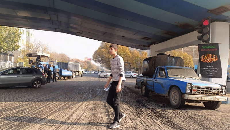 آسفالت  در خیابان های تبریز در روز آلوده